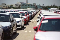 Xe ôtô nhập khẩu nguyên chiếc về Việt Nam "nhỏ giọt"
