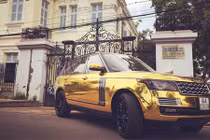 Xe Range Rover "mạ vàng" trước dinh thự công tử Bạc Liêu