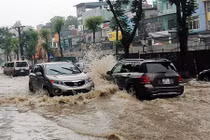 Kinh nghiệm bỏ túi lái xe ôtô trong mùa mưa bão 