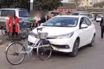 Xem xe đạp tông ôtô Toyota Corolla Altis móp đầu