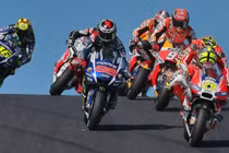 Tay đua đội Ducati "hạ" mòng biển bằng một cú đánh đầu