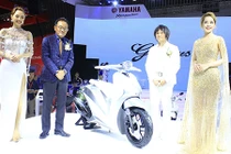 Minh Hằng "hẹn hò" Chi Pu tại gian hàng Yamaha ở VCMS 2017