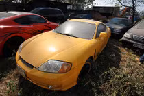 Hàng trăm ôtô, xe máy bỏ hoang thành sắt vụn ở Hà Nội 