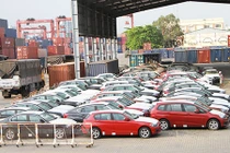 Cận cảnh dàn xe BMW nhập lậu nằm mốc meo ở cảng Sài Gòn