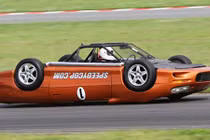 Cười té ghế với xe đua Chevrolet Camaro "ngửa bụng"