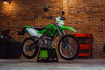Kawasaki KLX150 2025 trình làng, xe cào cào giá chỉ 58 triệu đồng