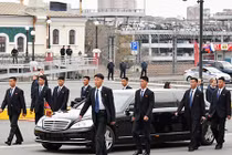 Mercedes-Maybach S600 Pullman chống đạn đón chủ tịch Kim tại Nga 