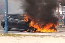 Xe Mitsubishi Xpander cháy trơ khung trên đường phố Indonesia