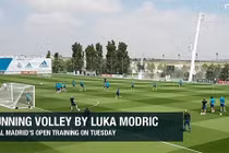 Video: Xem siêu phẩm volley của Modric trên sân tập Real 