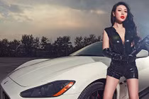 Chân dài khoe vòng 1 bên xế bạc tỷ Maserati GranTurismo