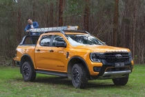 Vách ngăn "tự chế" giúp tối ưu không gian thùng xe Ford Ranger