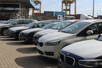 Hơn 400 xe ôtô BMW "phơi mình" tại cảng Sài Gòn