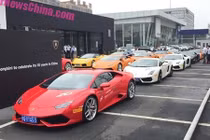 Ngắm “đàn siêu bò” Lamborghini trăm tỷ rồng rắn trên phố