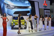 Chân dài, xe mới khoe sắc tại triển lãm ôtô Việt Nam 2015