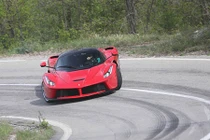 Porsche 918 Spyder và LaFerrari đọ sức trên đường đua drag 