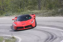 Porsche 918 Spyder và LaFerrari đọ sức trên đường đua drag 