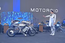 Giới trẻ hào hứng trải nghiệm Yamaha MOTOROID ở Hà Nội