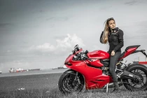 Ngắm hot girl “nài cứng” môtô thể thao Ducati 899 Panigale