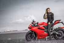 Ngắm hot girl “nài cứng” môtô thể thao Ducati 899 Panigale