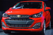 Soi xe ôtô siêu rẻ Chevrolet Spark 2019 “đấu” Kia Morning