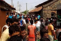 Video: Nghi bắt cóc trẻ em, 5 người đàn ông bị đánh chết