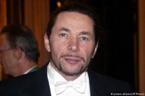 Cái kết đắng ngắt chồng nhà thơ lạm dụng tình dục giải Nobel văn học