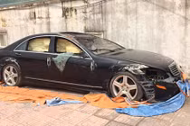Mercedes-Benz S550 tiền tỷ vứt xó công viên Hà Nội