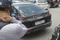 Đâm xước Porsche Panamera 12 tỷ, chủ xe máy "méo mặt"