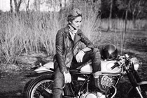 Hoa hậu hoàn vũ H'Hen Niê cá tính bên Yamaha SR400 độ 