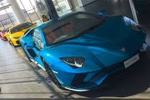 "Đột nhập" showroom siêu xe Lamborghini lớn nhất thế giới 