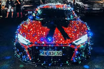 Audi R8 phong cách giáng sinh nổi bật của dân chơi Sài Gòn