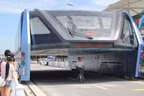 Xe ôtô buýt chống tắc đường tại Trung Quốc đang bị "tắc"