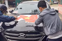 Hậu mừng U23 Việt Nam, nhiều ôtô bỏ tiền triệu vì decal cổ động