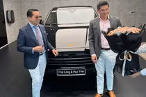 Thái Công cùng "tình trẻ" kém 17 tuổi tậu Porsche Cayenne từ 4,7 tỷ 