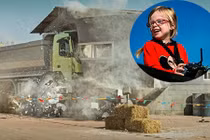 "Tròn mắt" xem bé gái 4 tuổi lái xe tải 18 tấn 