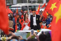 “Xế hộp” rước dâu giữa biển người đón tuyển U23 Việt Nam