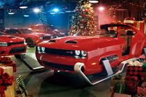 Dodge chế tạo xe trượt tuyết "cơ bắp" cho ông già Noel