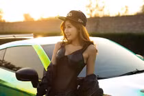 Hot teen Châu Á show hàng bên “gã cơ bắp” Nissan GT-R 