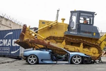 Xem siêu xe Ferrari 360 Spider bị nghiền nát do trốn thuế 