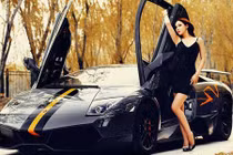 Chân dài châu Á "đè chết bò mộng" Lamborghini Murcielago