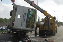 Bến Tre: Xe buýt đè lên xe gắn máy, 8 người thương vong