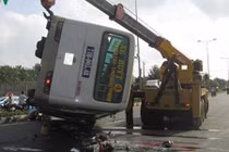 Bến Tre: Xe buýt đè lên xe gắn máy, 8 người thương vong