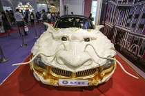 Sốc với siêu xe “rồng bay” dát 1.999 miếng vàng ròng