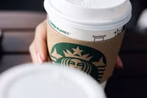 Nhân viên Starbucks pha chế đồ uống khiến khách hàng dị ứng nặng với các loại hạt