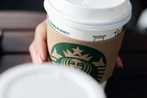 Nhân viên Starbucks pha chế đồ uống khiến khách hàng dị ứng nặng với các loại hạt