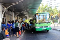 Đình chỉ nhân viên lái xe buýt đâm trọng thương tài xế Grab