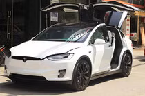 Xe ôtô điện Tesla Model X P100D hơn 8 tỷ tại Hà thành