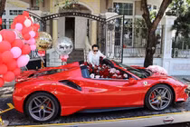 Đại gia Sài Gòn tặng vợ siêu xe Ferrari 488 Pista hơn 30 tỷ