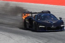 Video: Siêu xe McLaren Senna triệu đô cháy trên đường đua