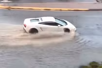 "Choáng" với siêu xe Lamborghini lội nước như tàu ngầm